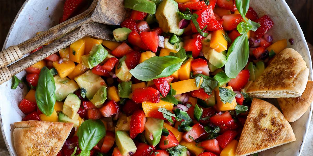 Strawberry Mango Salsa with Baked Pita Chips | Pick Up Limes