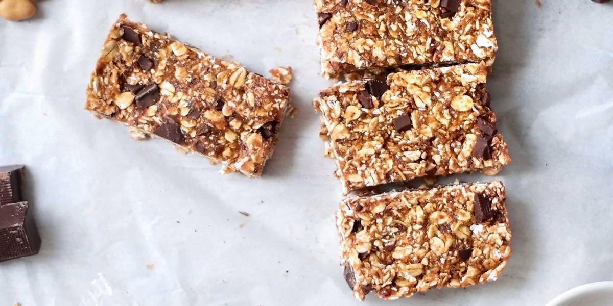 Chewy No-Bake Peanut Butter Dark Chocolate Oat Bars | Pick Up Limes