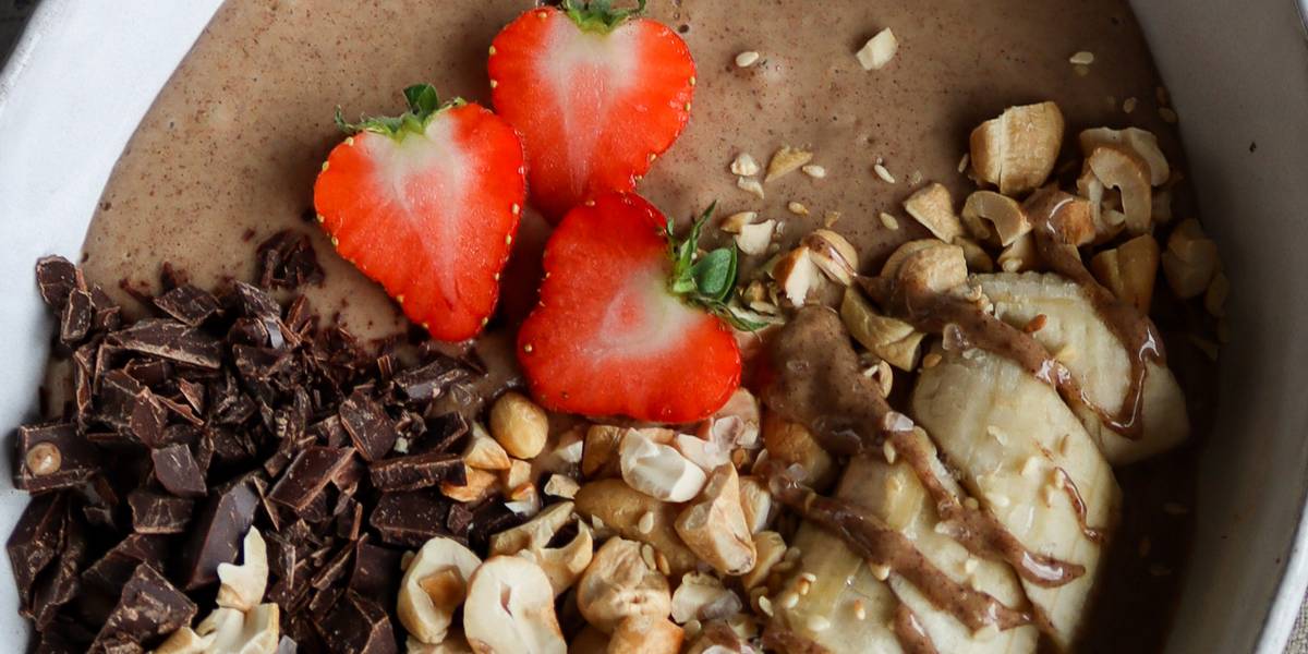 Salted Caramel Smoothie Bowl | Pick Up Limes